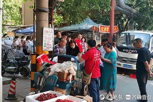 无奈！克拉克森被罚下场 坐在替补席面无表情 神情呆滞